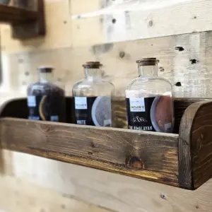 Rustic Medium Sized Wall Shelf - FREE Plans