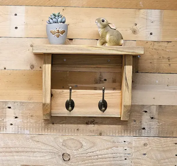 Rustic Wooden Coat Rack in Pine - FREE Plans